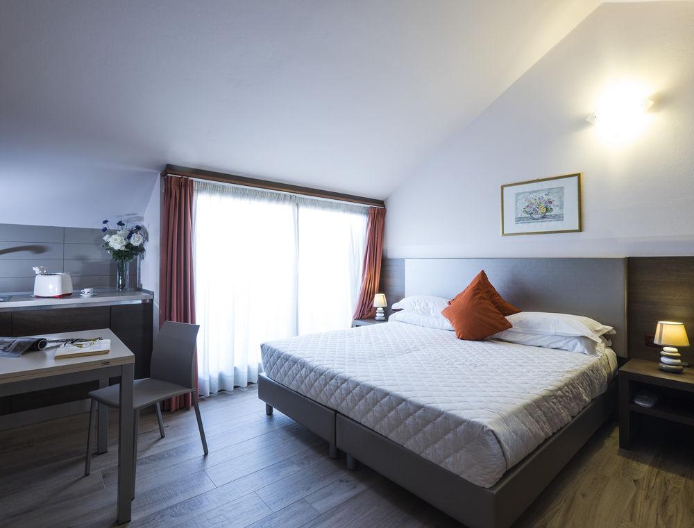 Residence Caffe Savona Алба Екстериор снимка