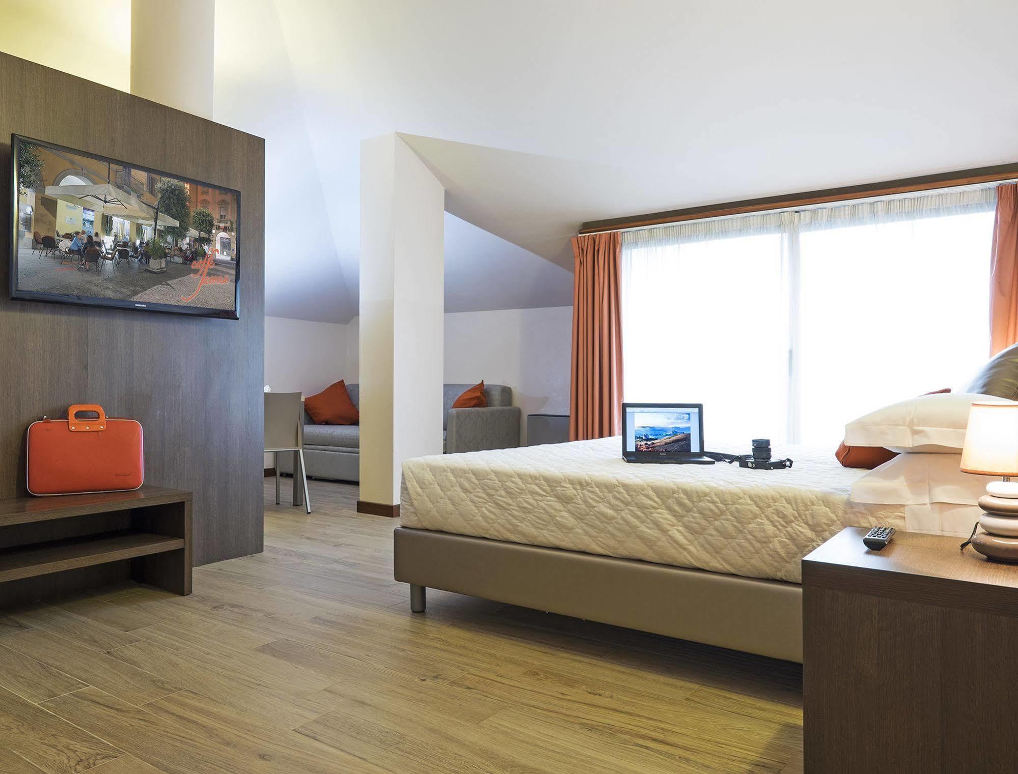 Residence Caffe Savona Алба Екстериор снимка