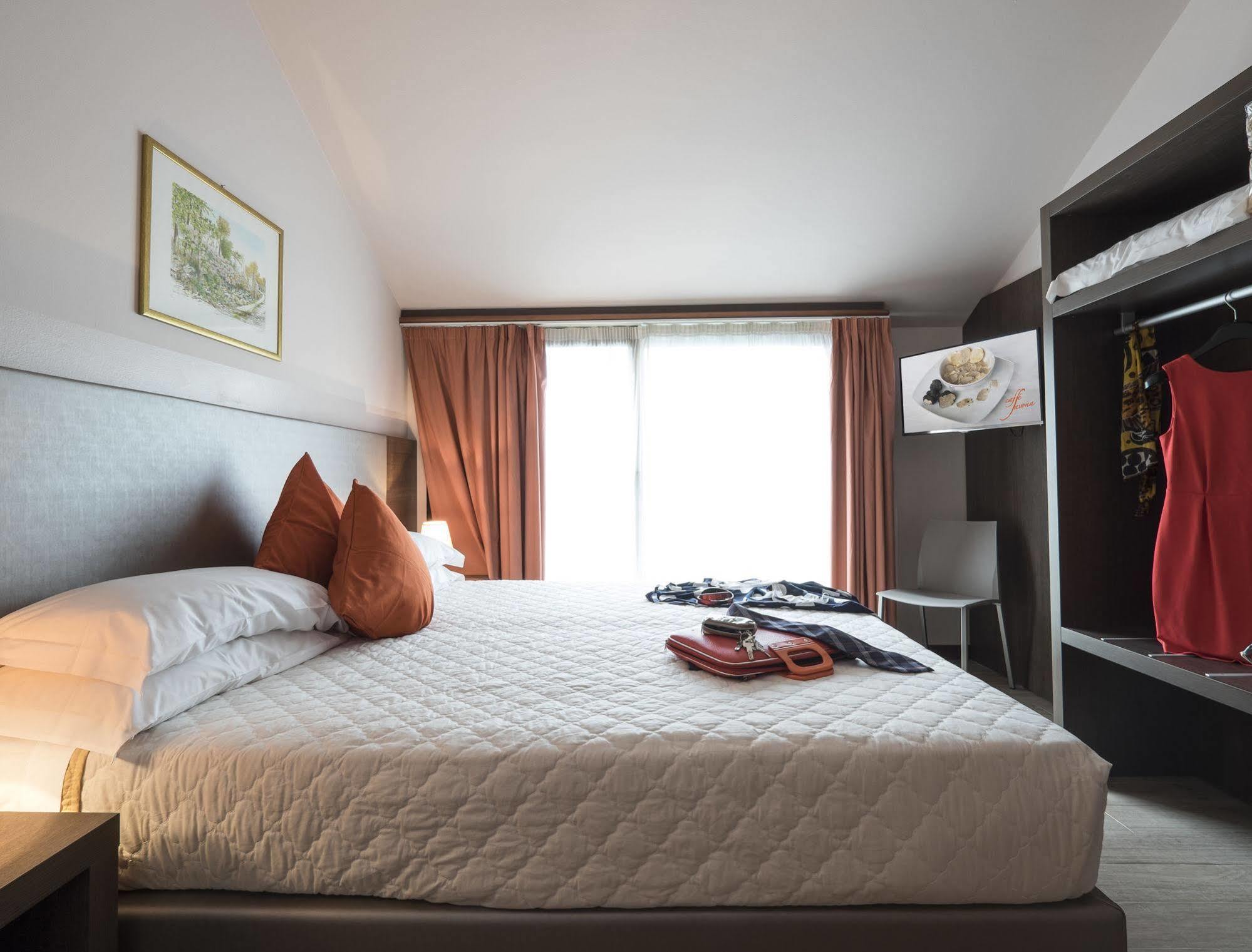 Residence Caffe Savona Алба Екстериор снимка