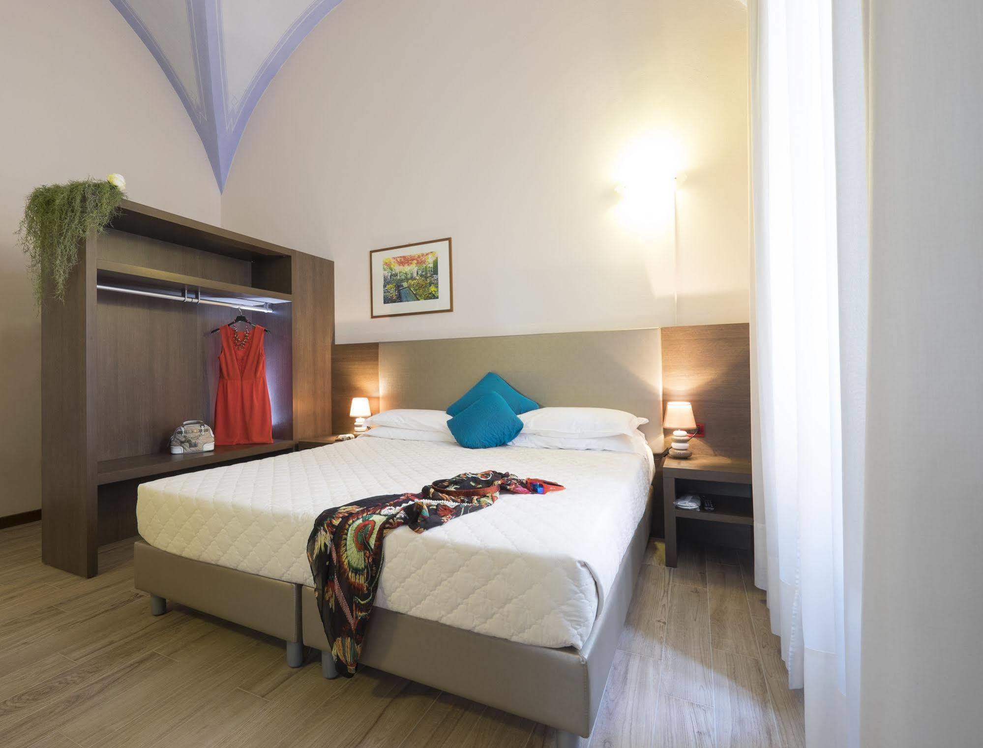 Residence Caffe Savona Алба Екстериор снимка